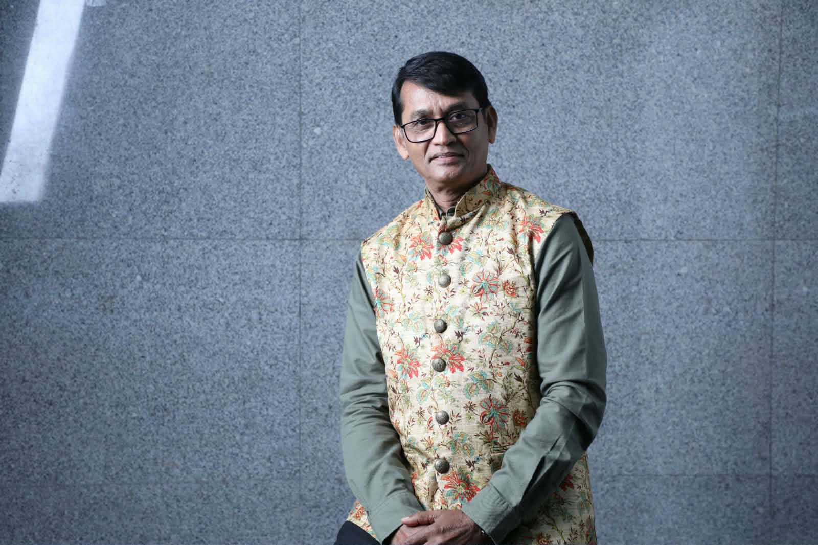 রায়হান রাফীর সিনেমা মানেই ভিন্নতা: আজিজুল হাকিম
