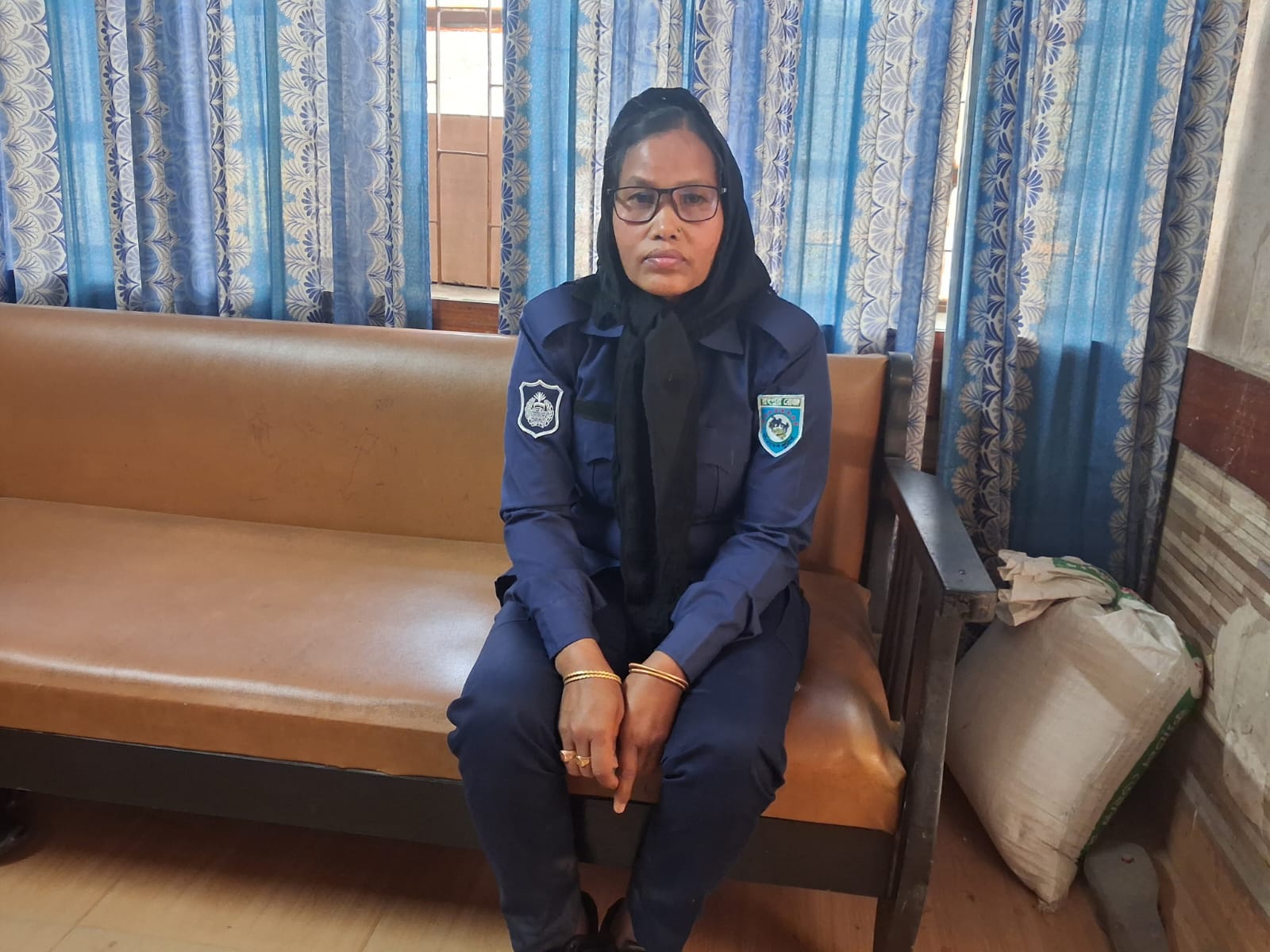 লালমনিরহাটে ভোটকেন্দ্র এলাকায় পুলিশের পোশাক পরা নারী আটক