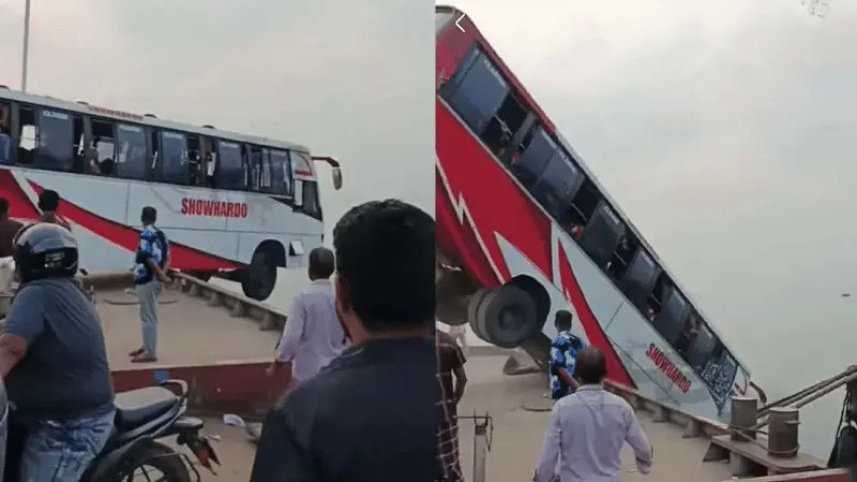 দৌলতদিয়া ঘাটে যেভাবে নদীতে পড়ে যায় বাসটি
