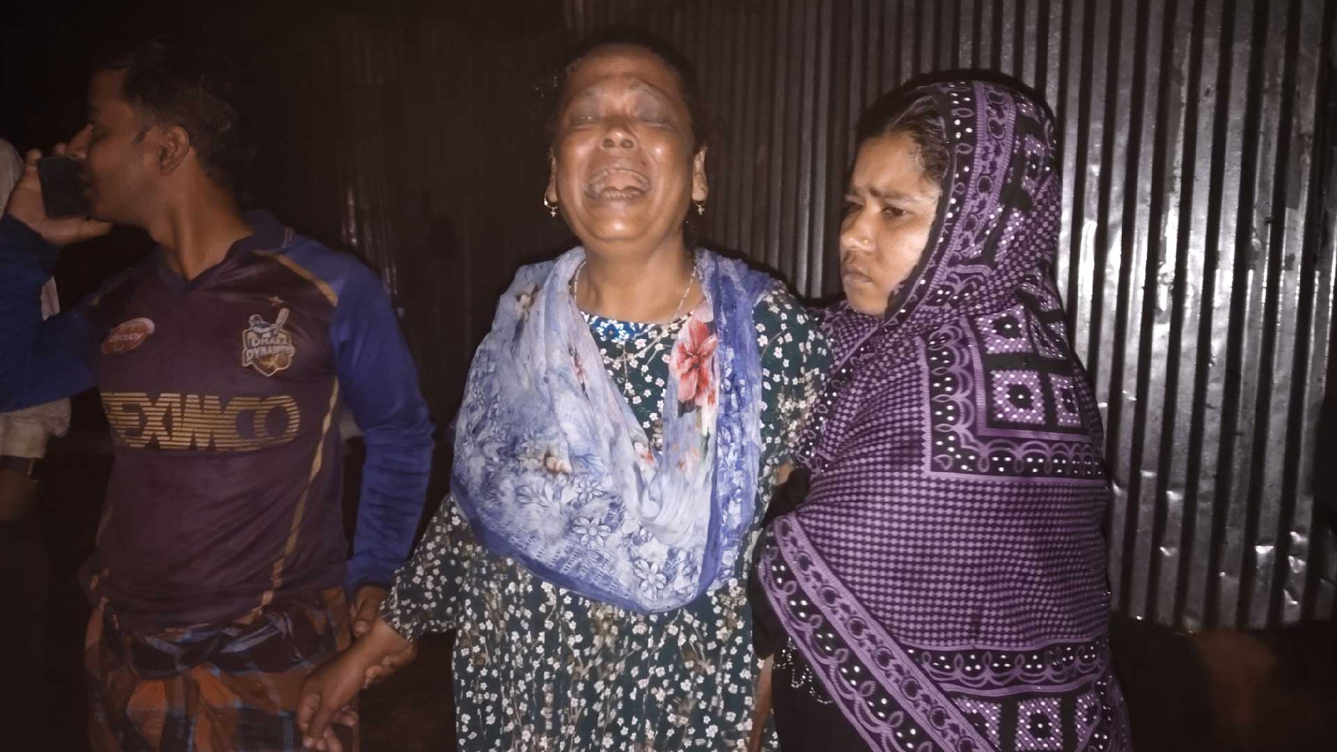 জানালা দিয়ে ছেলেকে বের করে নিজে তলিয়ে যান জ্যোৎস্না