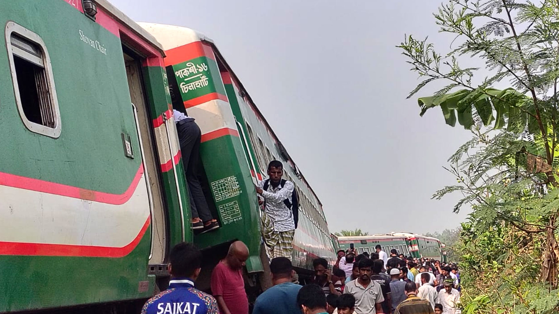 বগুড়ায় নীলসাগর এক্সপ্রেস লাইনচ্যুত, উত্তরের কয়েক জেলার সঙ্গে রেল যোগাযোগ বন্ধ