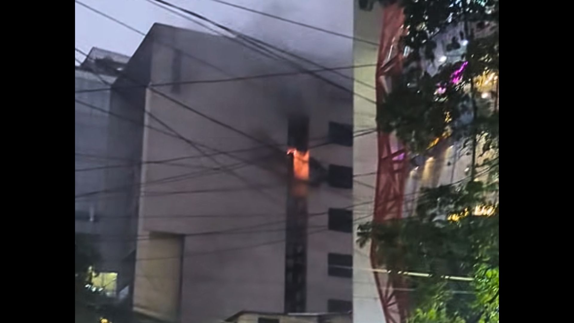 বনানীতে বহুতল ভবনে আগুন, নিয়ন্ত্রণে ৫ ইউনিট