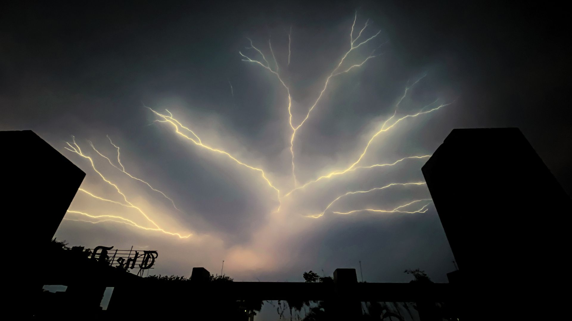 বজ্রপাতে সাভারে ৩ কৃষকের মৃত্যু