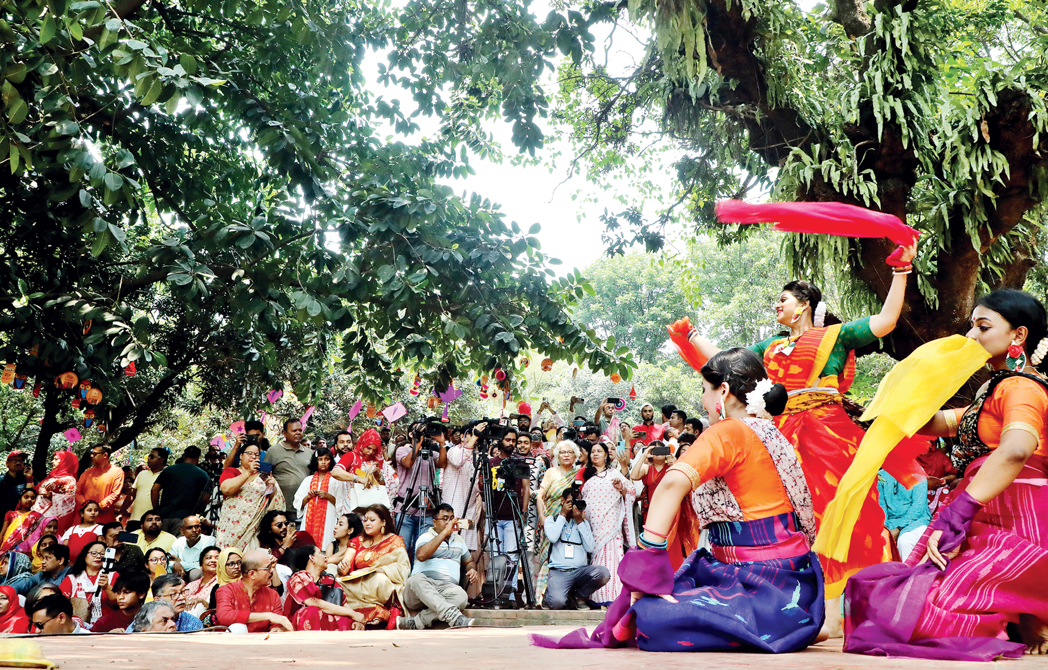 পহেলা বৈশাখে কেন এত লাল-সাদার ছড়াছড়ি?