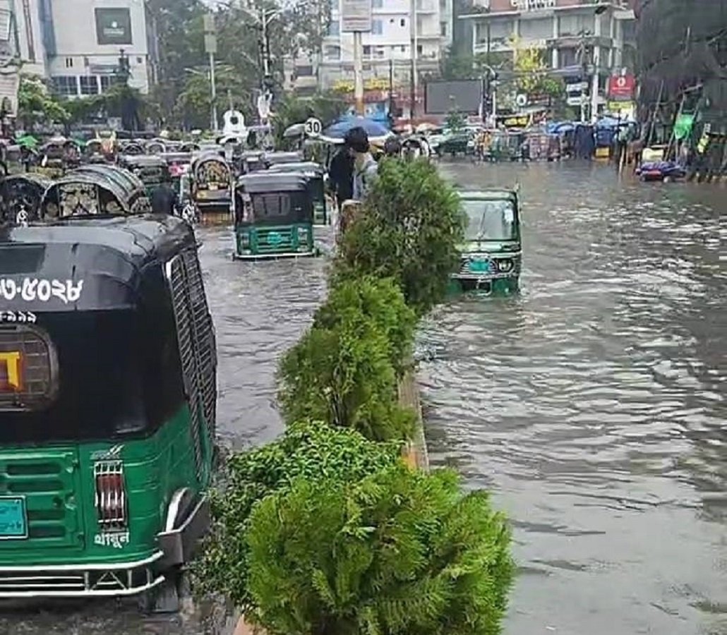 মাত্র ৬ মিলিমিটার বৃষ্টিতেই ডুবল চট্টগ্রামের প্রবর্তক মোড়
