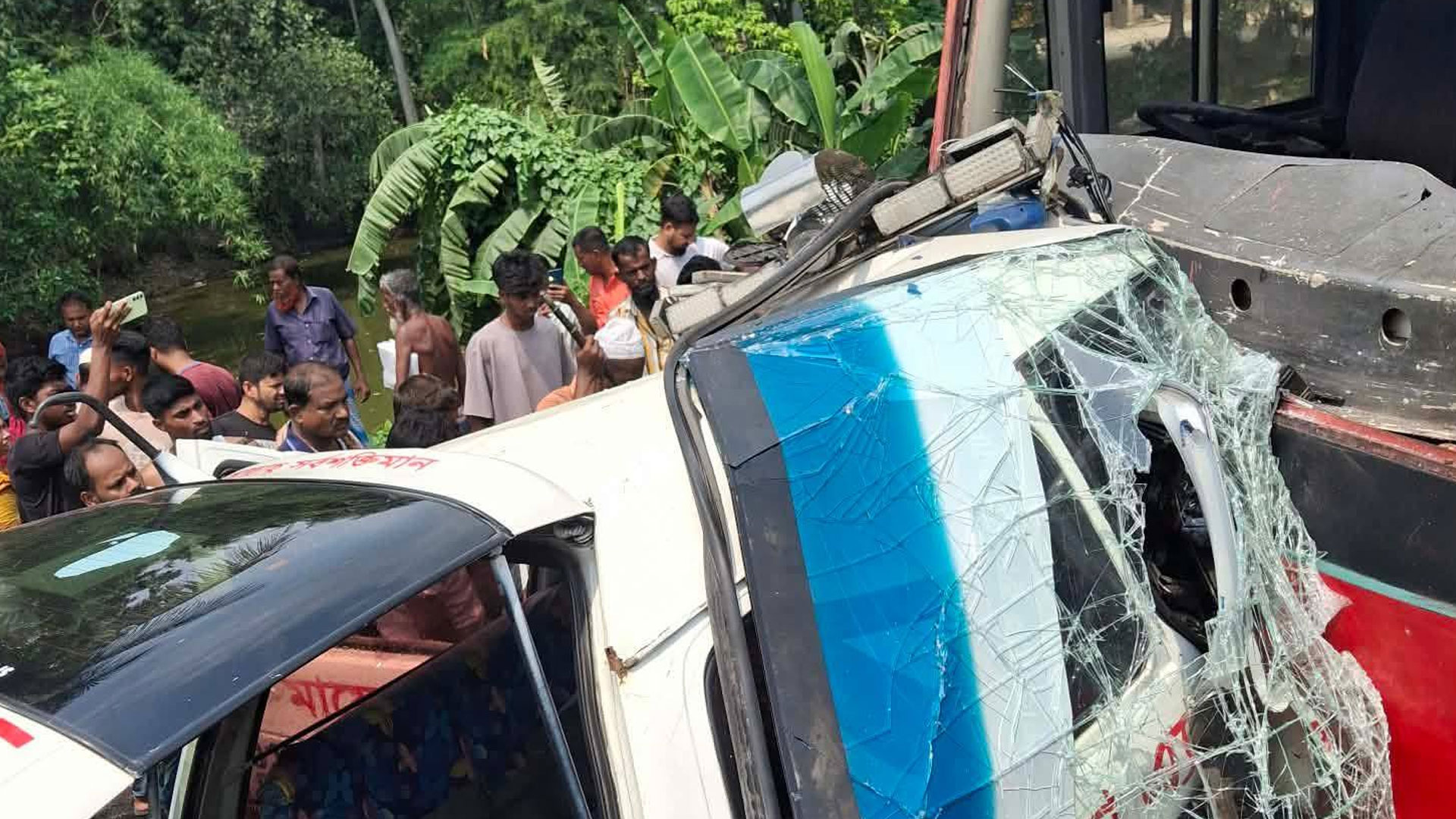 ফরিদপুরে বাস-অ্যাম্বুলেন্স সংঘর্ষে নিহত ৫