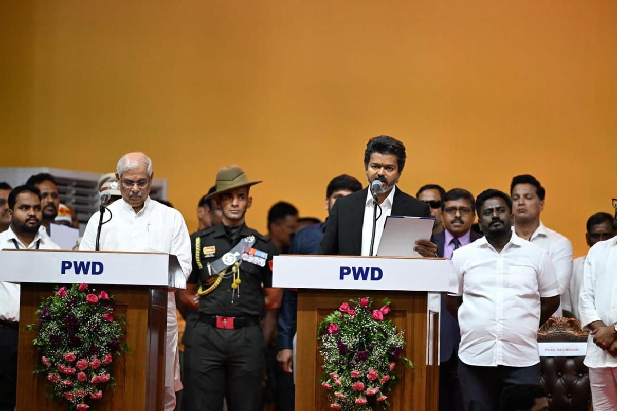 অবশেষে শপথ নিলেন বিজয়, ছেলের ওপর পূর্ণ বিশ্বাসের কথা জানালেন মা