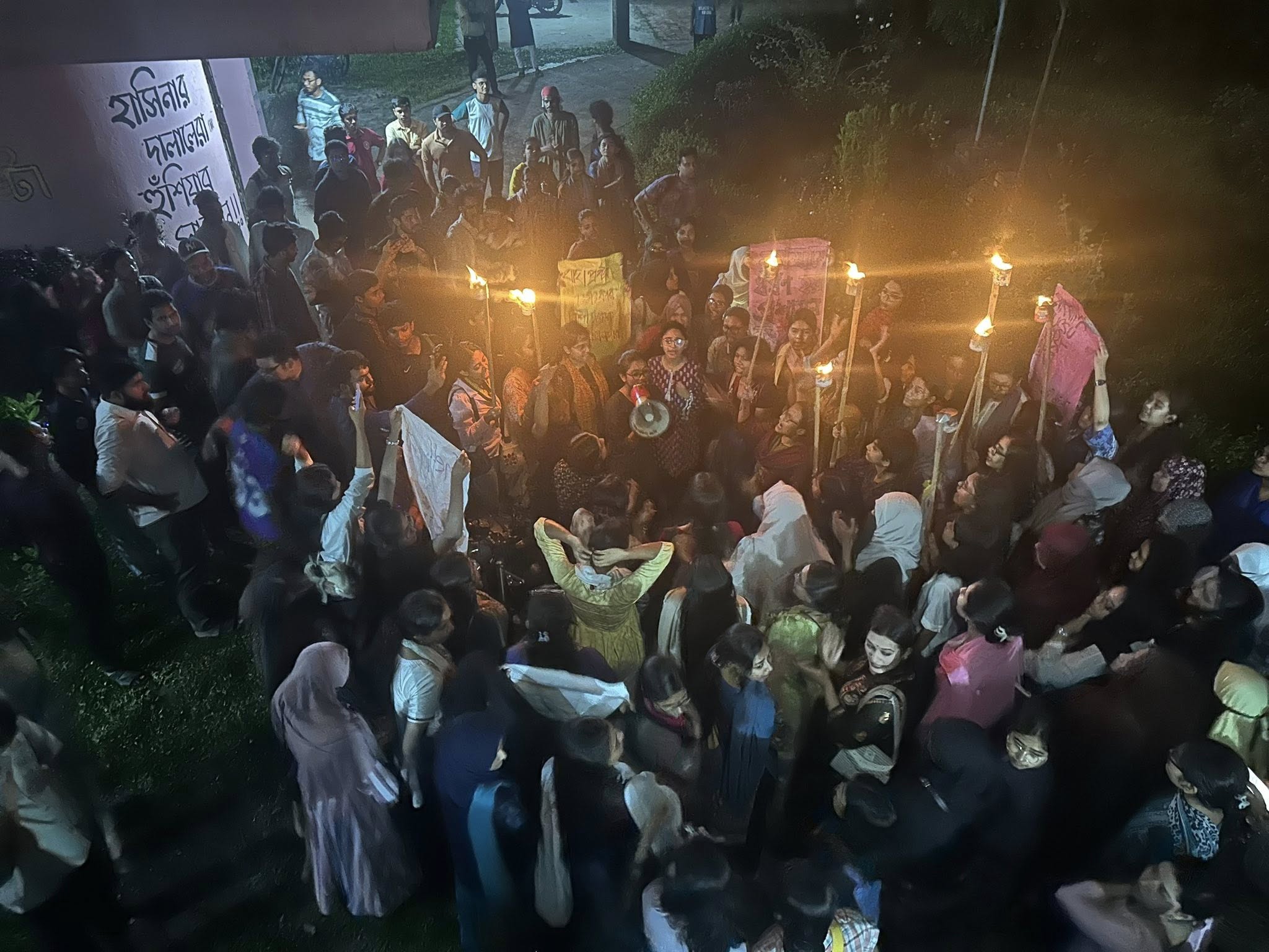 শিক্ষার্থীকে ধর্ষণচেষ্টার প্রতিবাদে জাবিতে বিক্ষোভ, প্রক্টরের পদত্যাগ দাবি