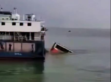 দৌলতদিয়া ফেরিঘাটে আবারও বাস পড়ে গেল পদ্মায়