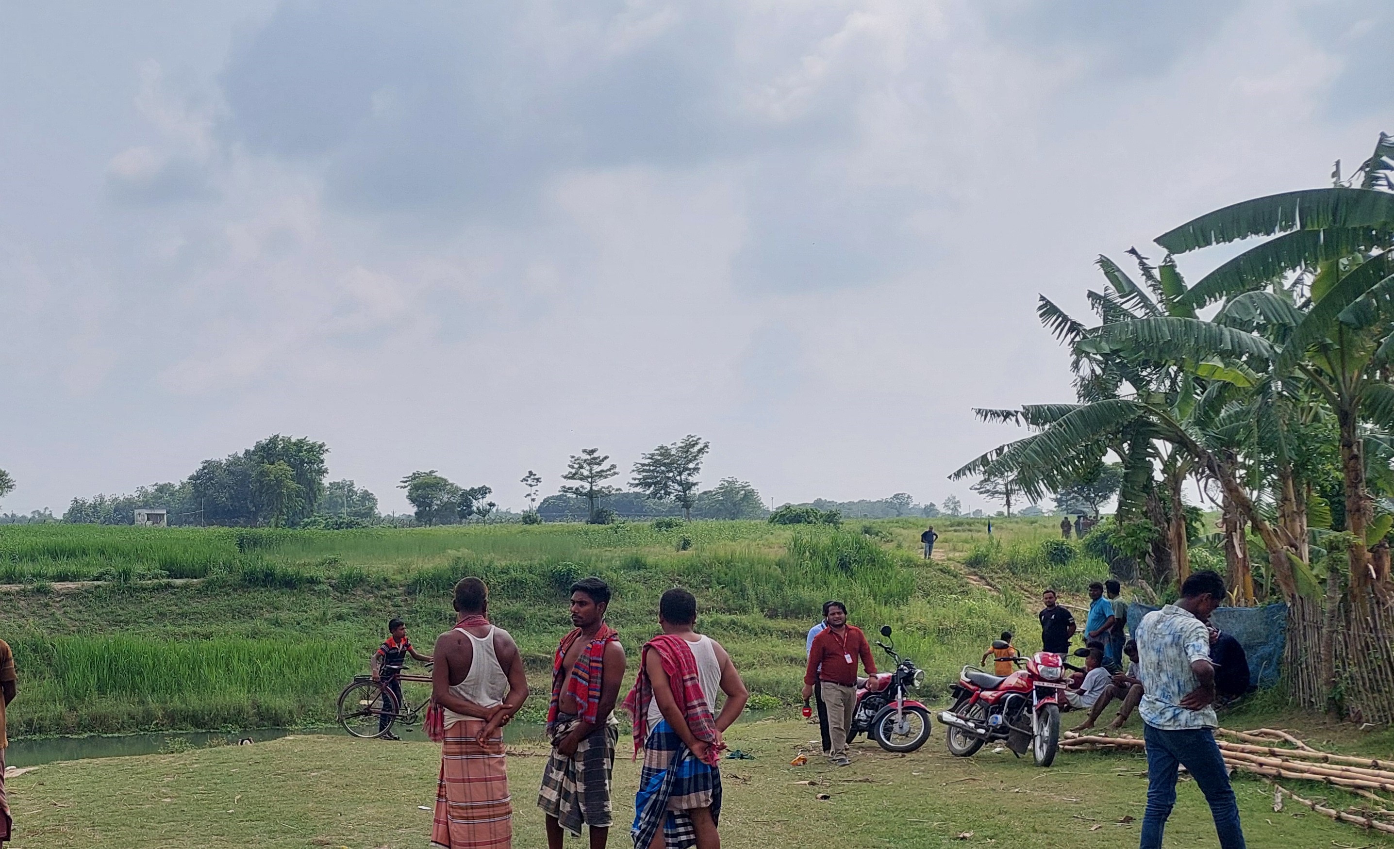 সীমান্তের শূন্যরেখায় তপ্ত দিনের পর অনিশ্চিত রাত কাটবে ১২ জনের, পতাকা বৈঠক কাল