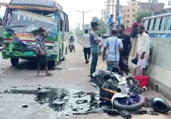 ধামরাইয়ে বাসের ধাক্কায় শিক্ষার্থীসহ ৩ মোটরসাইকেল আরোহী নিহত