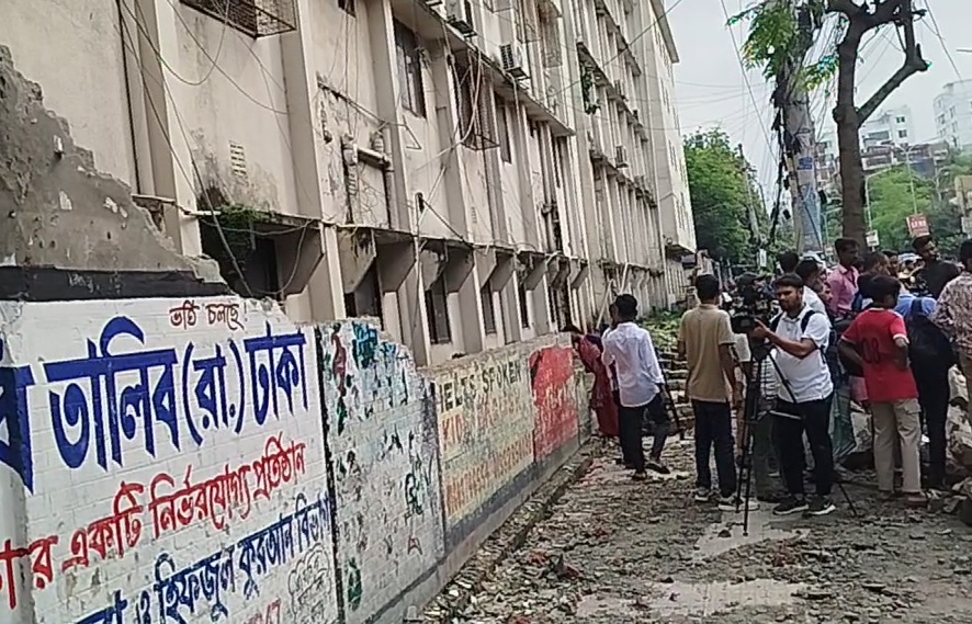 মিরপুরে টিসিবির পণ্য নেওয়ার সময় কলেজের দেয়াল ধসে নিহত ২, আহত ৬