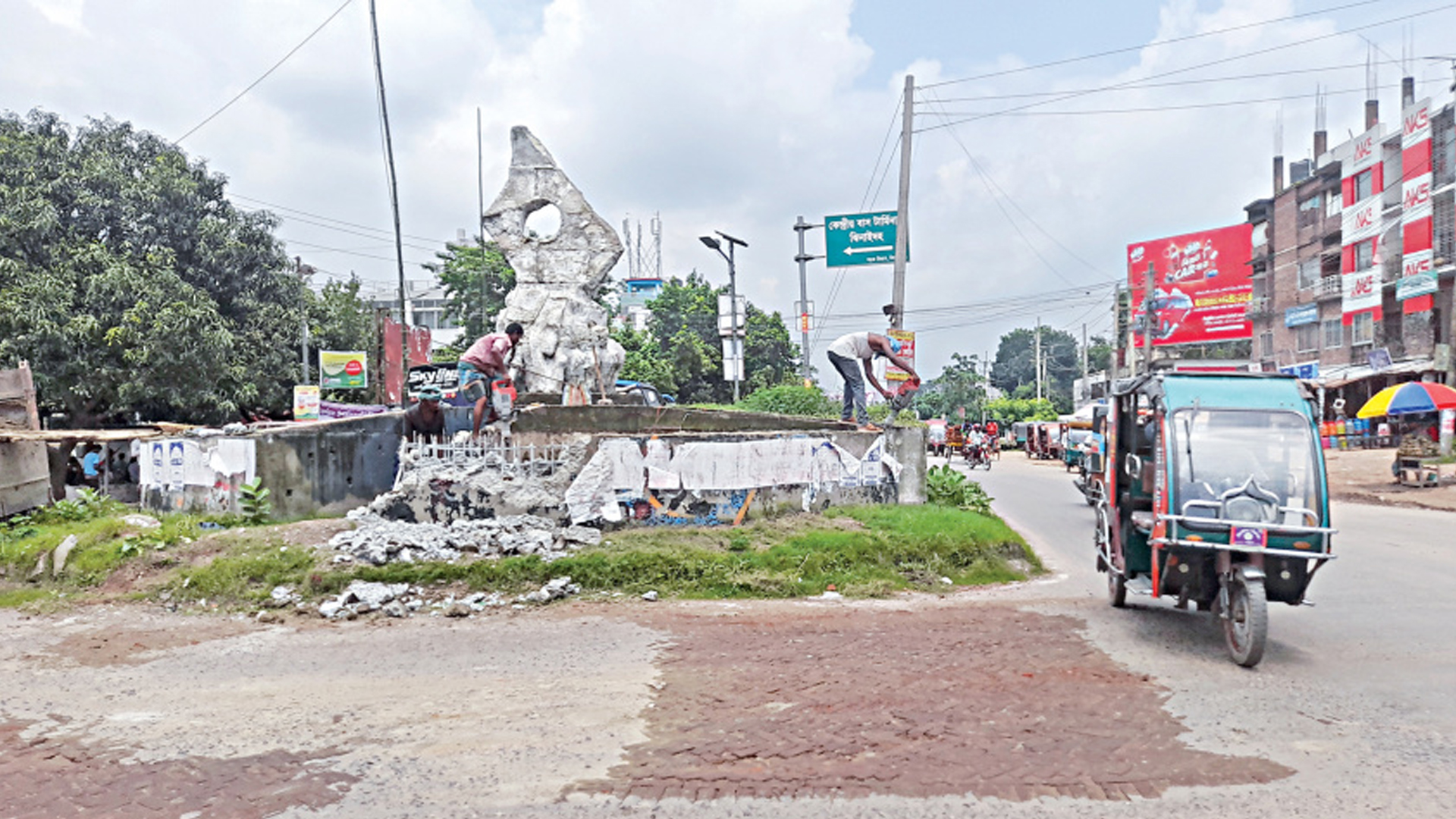বীরশ্রেষ্ঠ হামিদুর রহমানের ভাস্কর্য ভাঙা হচ্ছে, জানে না কেউ