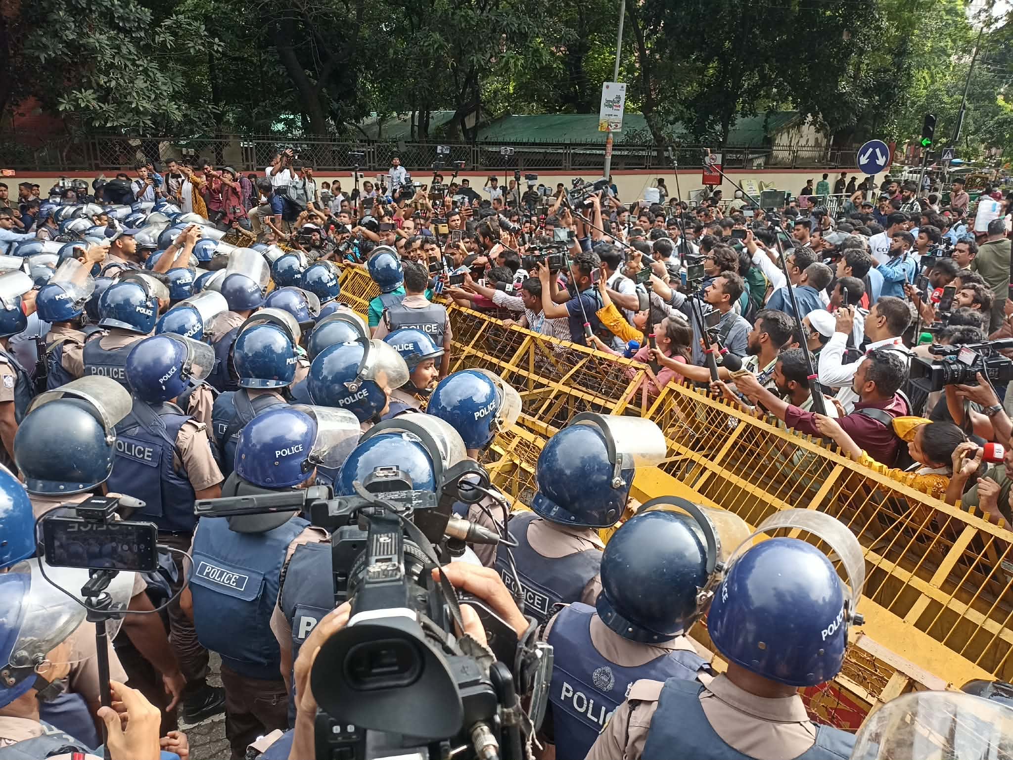 শিক্ষা ভবনের সামনে শিক্ষার্থীদের অবস্থান, ব্যারিকেডে আটকাল পুলিশ