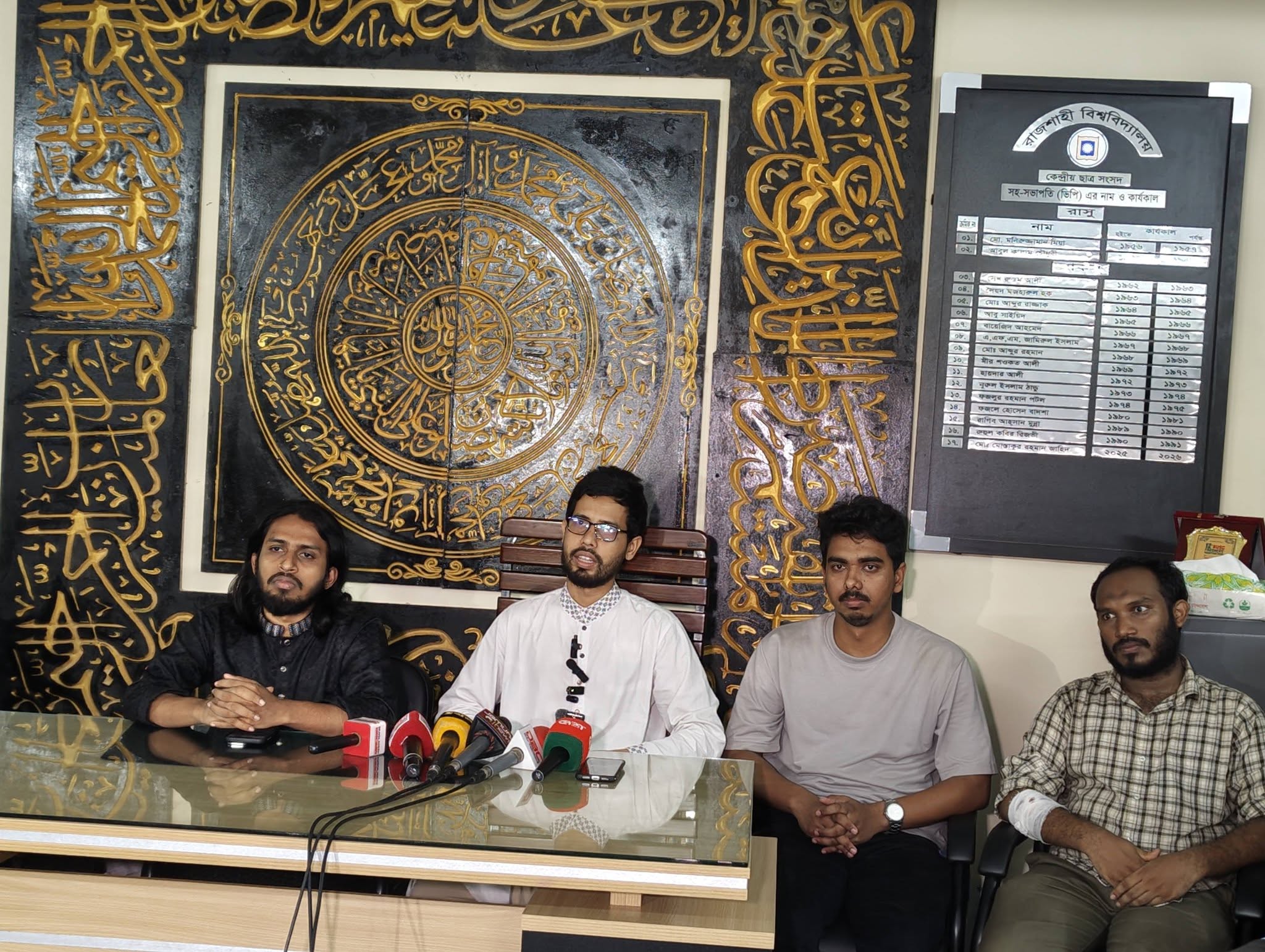 মারধরের সংবাদ প্রকাশ করায় সাংবাদিকদের হুমকি রাকসু ভিপির