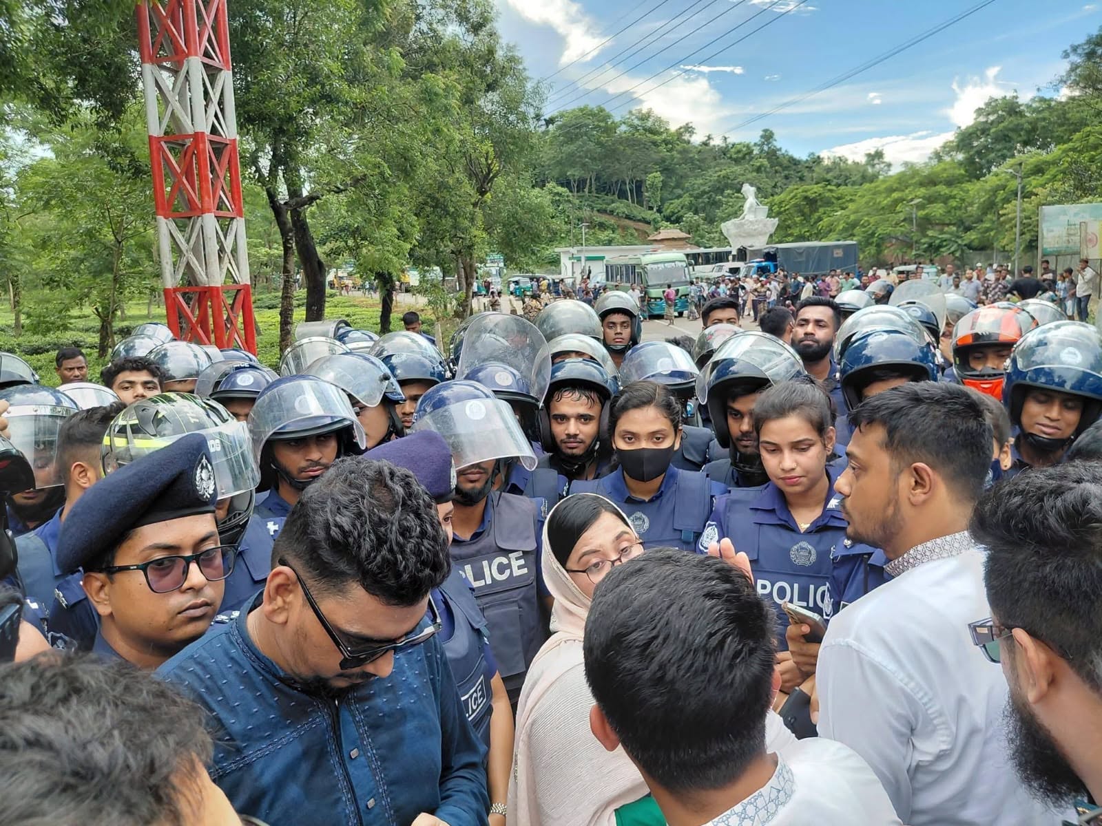 শ্রীমঙ্গলে পুলিশের ব্যারিকেড পার হয়ে হবিগঞ্জের পথে এনসিপি নেতারা