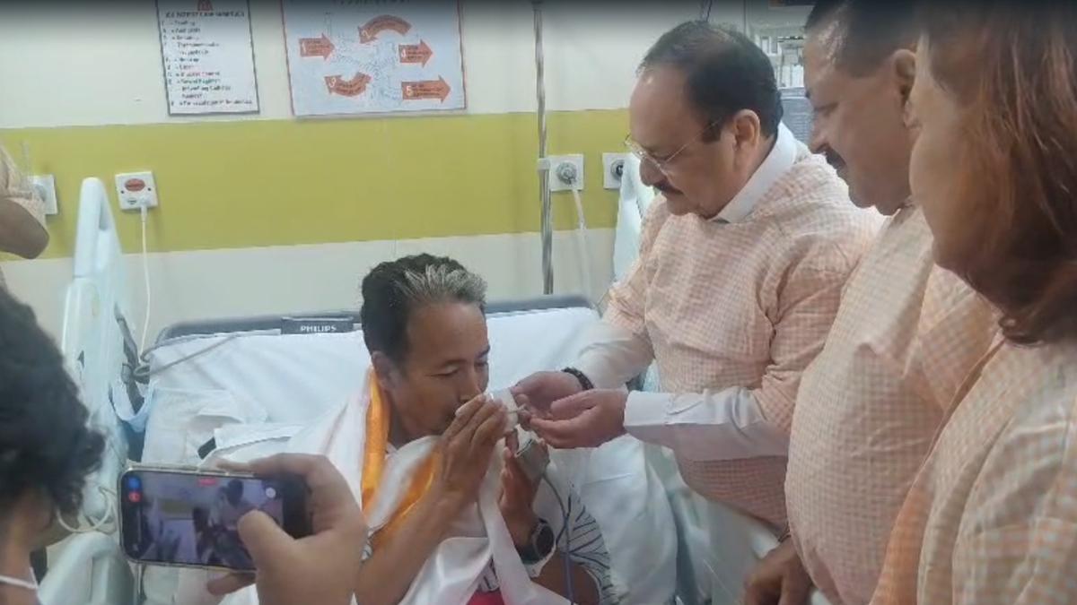 সরকারের আশ্বাসে ২৬ দিনের অনশন ভাঙলেন সোনম ওয়াংচুক