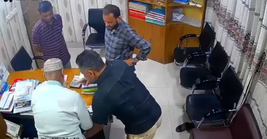 বরিশালে জোর করে চেক ও স্ট্যাম্পে সই, গ্রেপ্তার ২