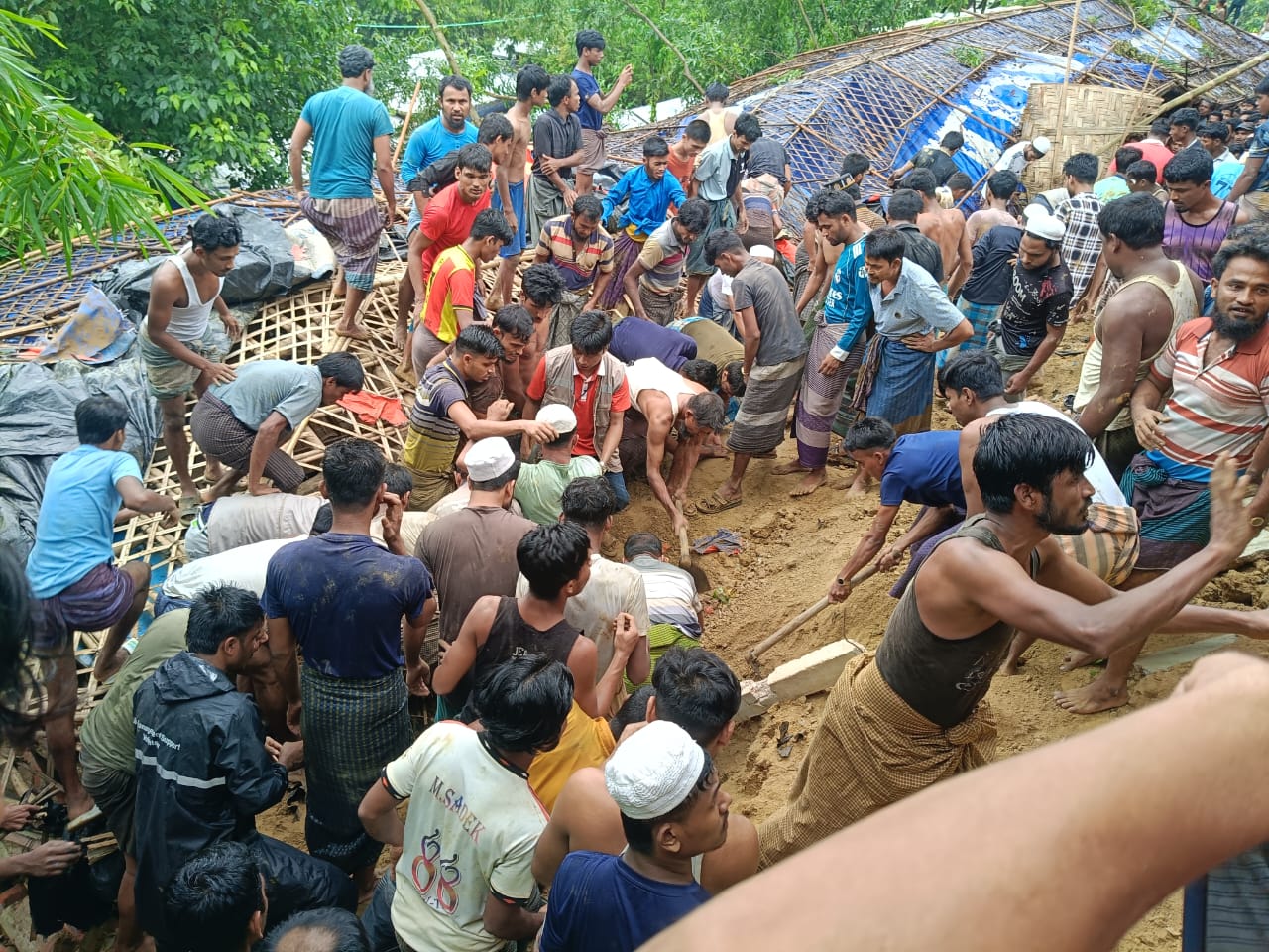 রোহিঙ্গা ক্যাম্পের মাদ্রাসায় পাহাড় ধসে মৃত্যু বেড়ে ৫