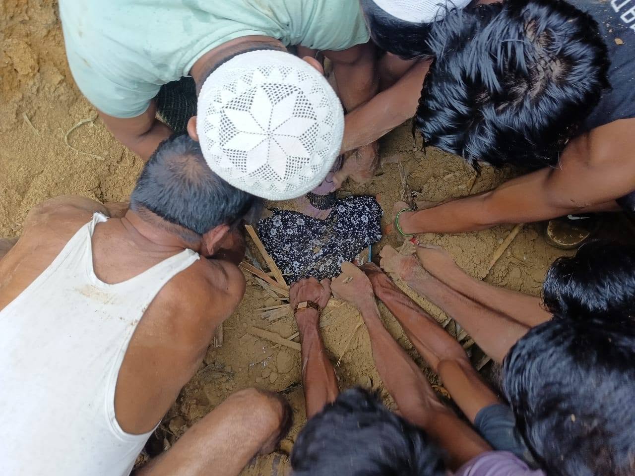 রোহিঙ্গা ক্যাম্পের মাদ্রাসায় পাহাড়ধস, ৪ শিশুর মরদেহ উদ্ধার