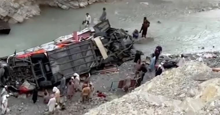 পাকিস্তানে বাস খাদে পড়ে ৪০ জন নিহত