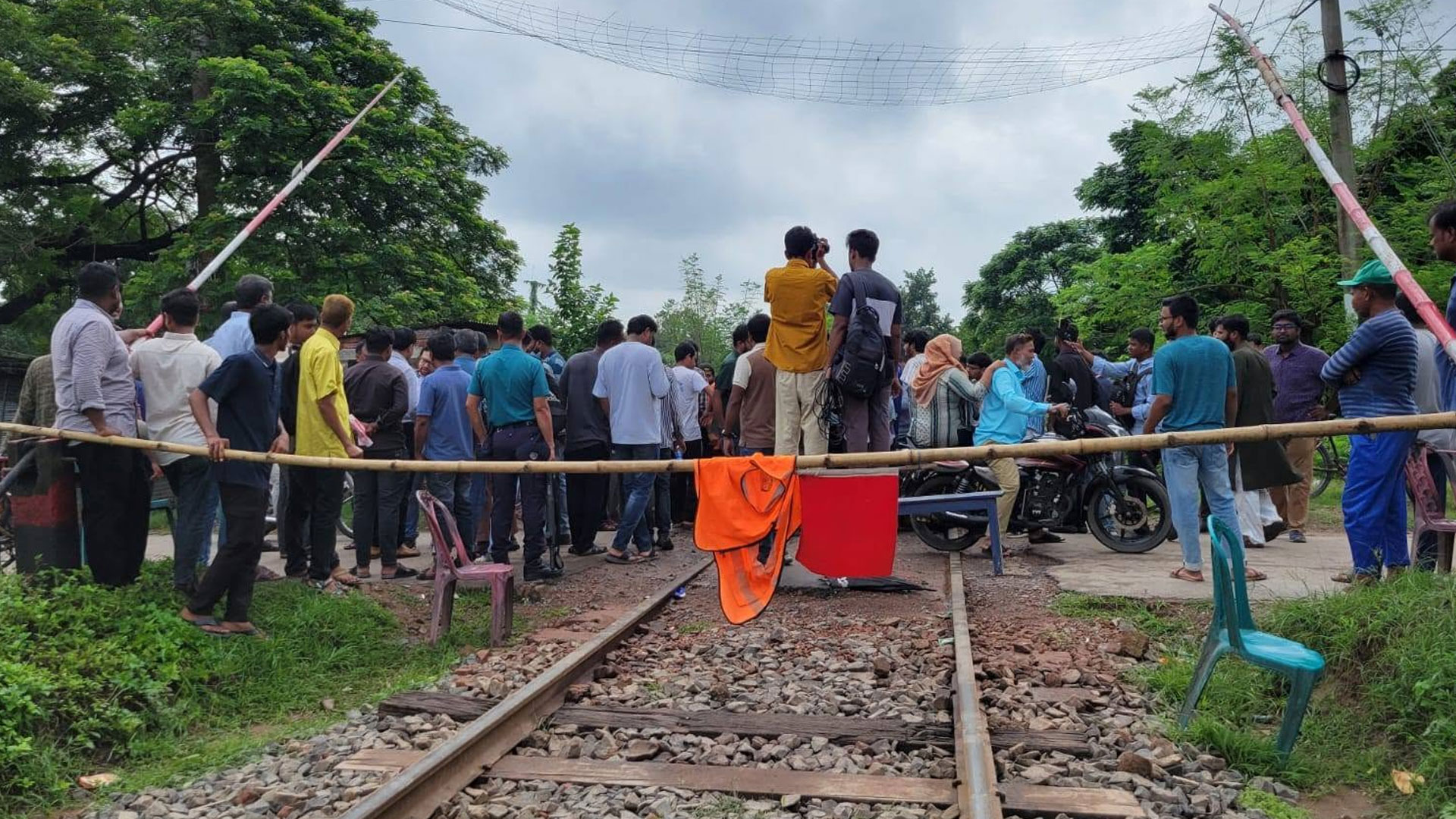 রাবি শিক্ষার্থীকে ট্রেনে মারধরের অভিযোগ, রেললাইন অবরোধ