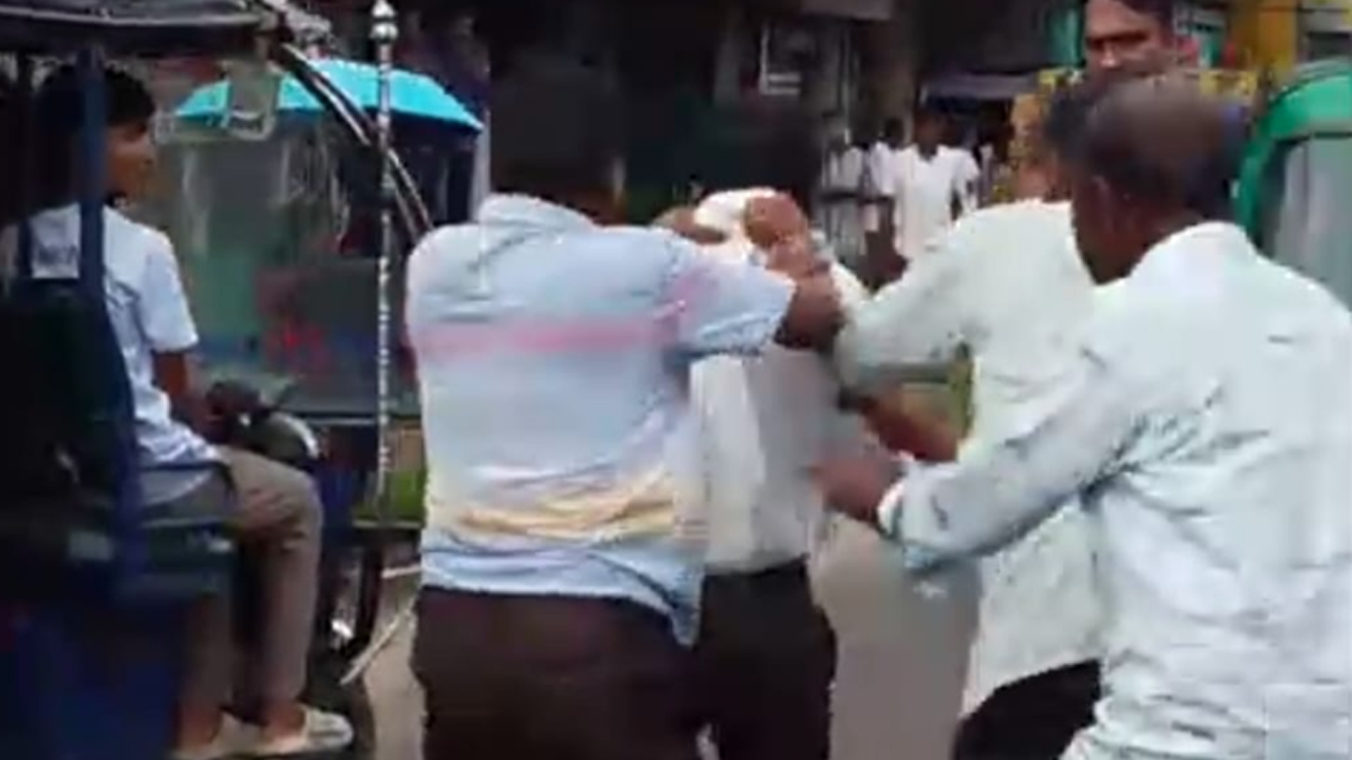 ৫০০ টাকা মজুরির দাবিতে আন্দোলনরত চা শ্রমিকদের মারধরের অভিযোগ