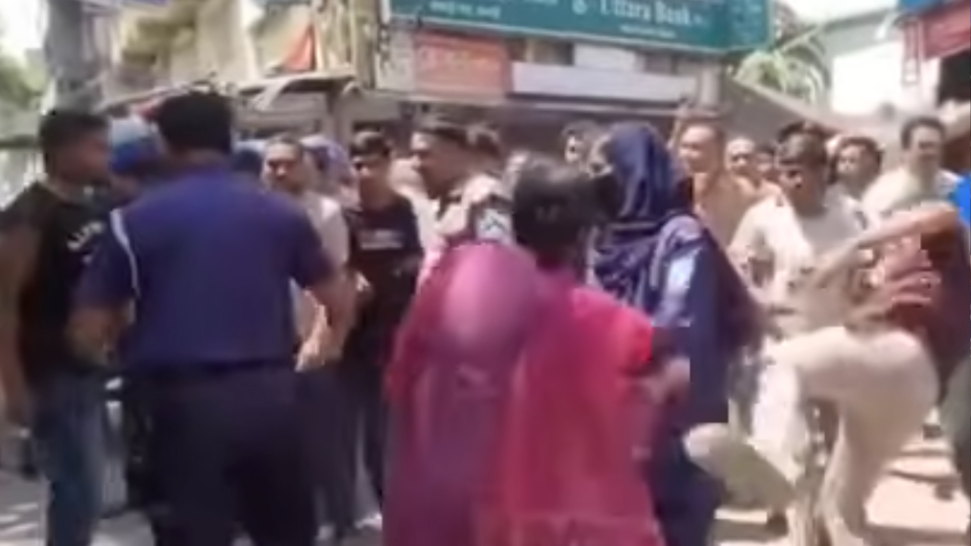 পুলিশের সামনে নারীকে লাথি দেওয়ার ভিডিও নিয়ে যা জানা গেল
