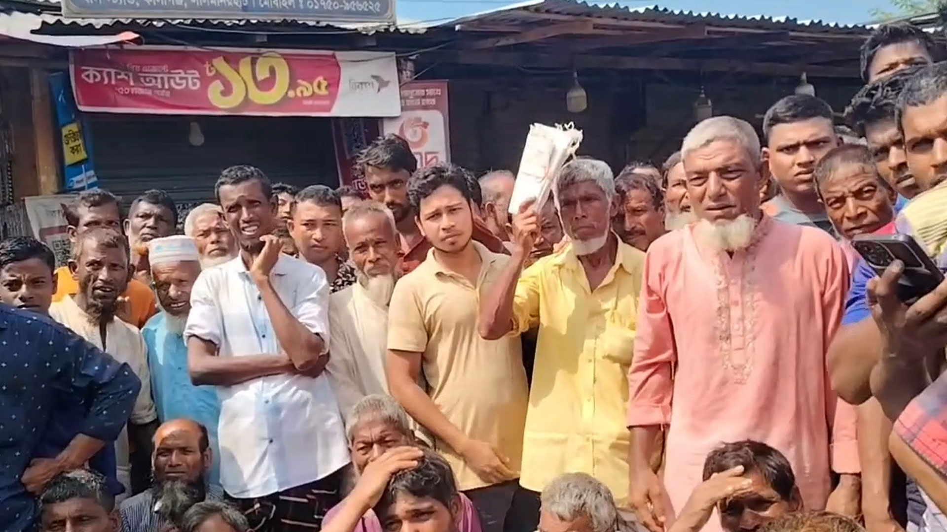লালমনিরহাটে সারের দাবিতে কৃষকদের মহাসড়ক অবরোধ