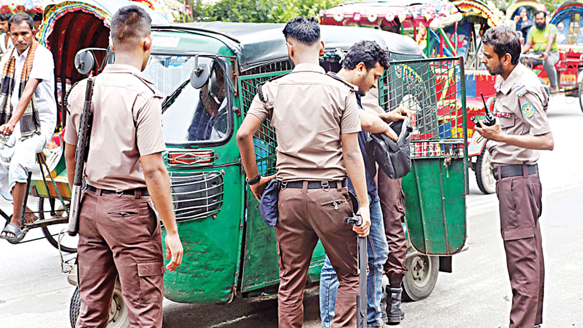 মাঠপর্যায়ে দ্বিধায় পুলিশ: ‘ঊর্ধ্বতনরা কি আমাদের রক্ষা করবেন?’