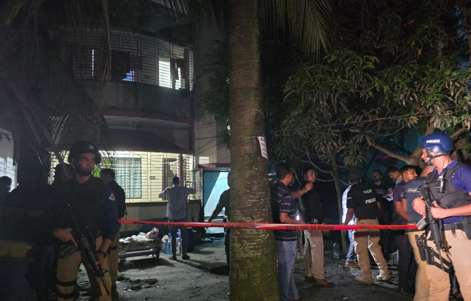 সাভারে ঘিরে রাখা ভবন নিয়ে যা জানাল পুলিশ