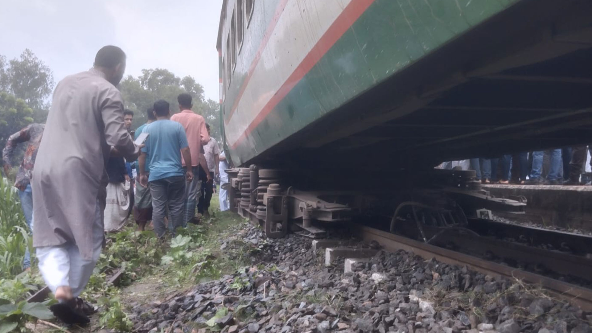 সিরাজগঞ্জে সিল্কসিটি এক্সপ্রেস লাইনচ্যুত, উত্তরবঙ্গের সঙ্গে ঢাকার রেল যোগাযোগ বন্ধ