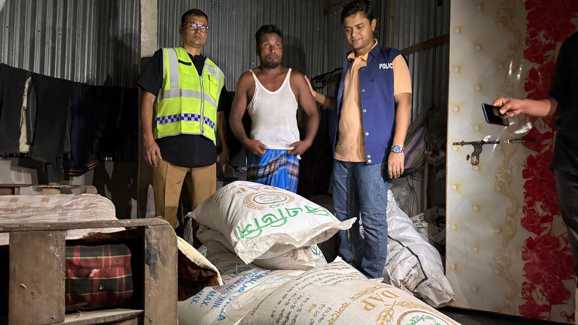 কুড়িগ্রামে ২১৫০ কেজি সার উদ্ধার, অবৈধ মজুতের অপরাধে দুজনকে লাখ টাকা জরিমানা