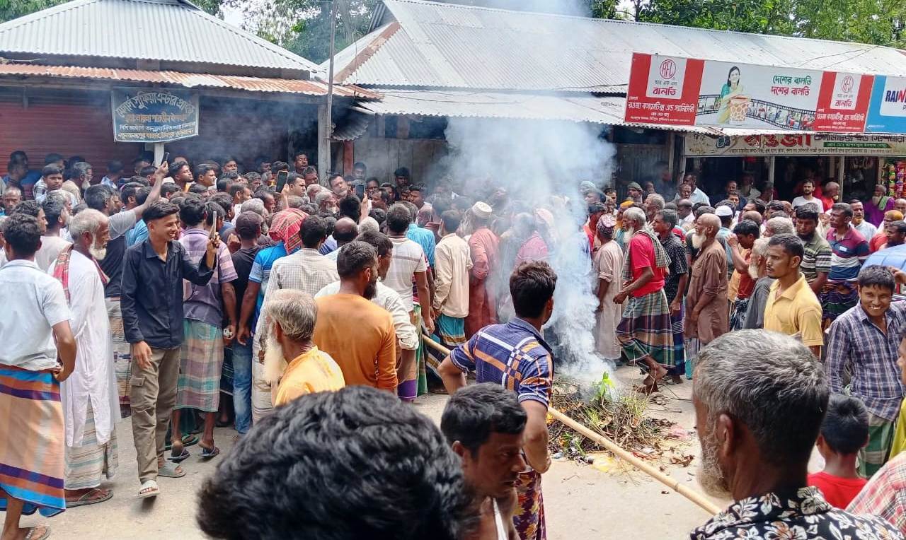কুড়িগ্রামে সারের দাবিতে সড়ক অবরোধ, পরে বিতরণ শুরু