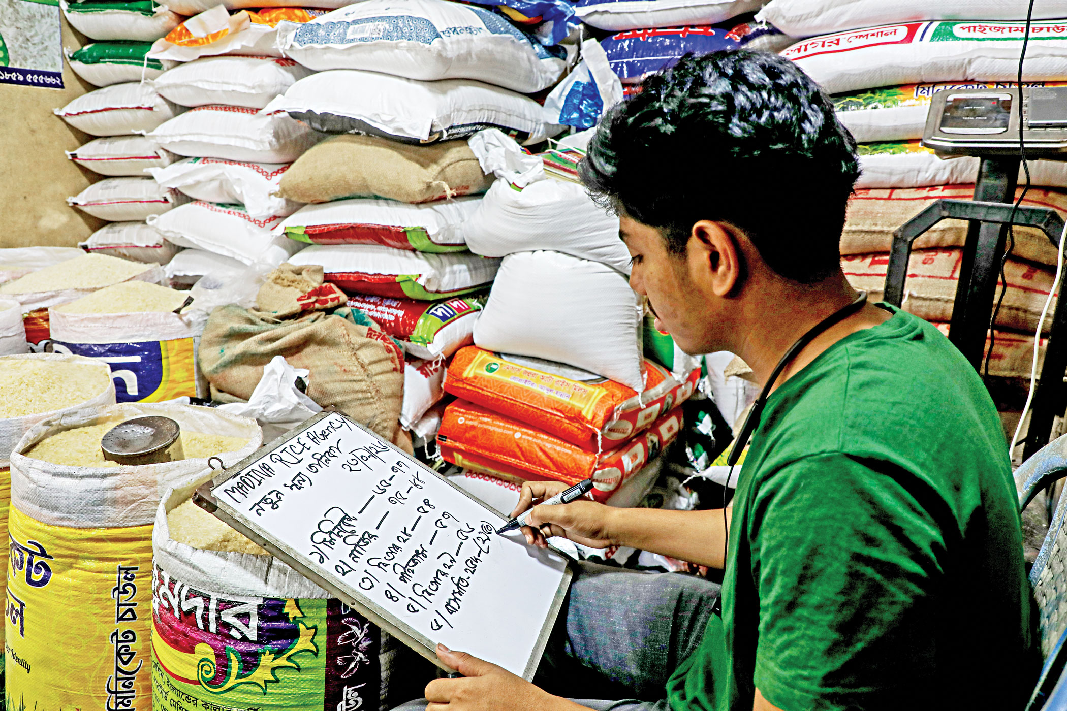 জ্বালানির দাম বাড়তেই বাড়তি খরচের চাপে মানুষ