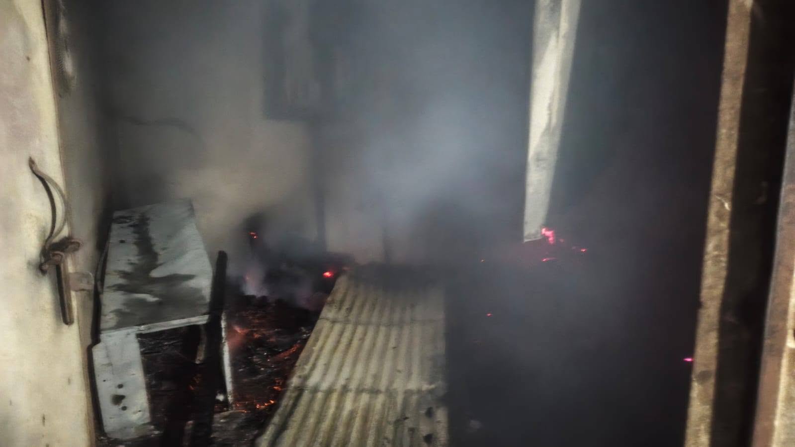 গাজীপুরে আগুনে পুড়ল গার্মেন্টস শ্রমিকদের ৪২টি ঘর