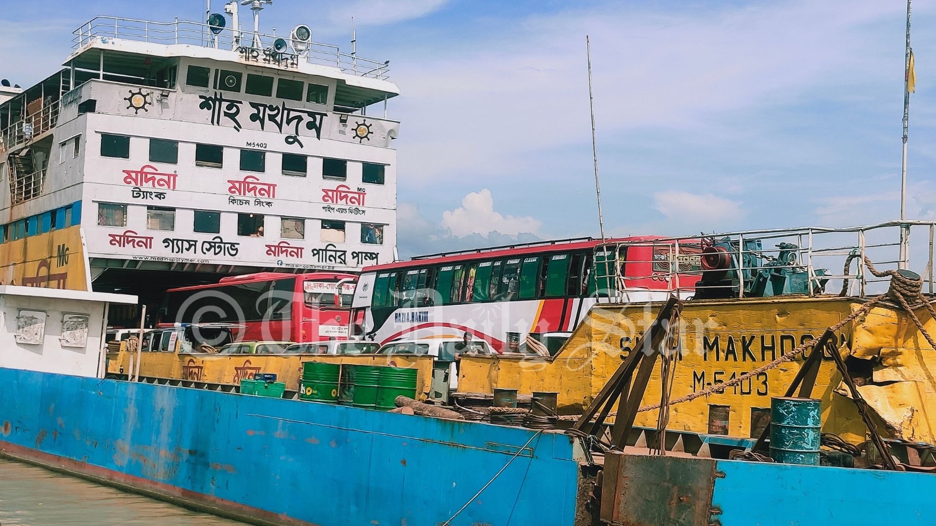 নৌকায় এসে ফেরিতে ছিনতাই, যাত্রীদের হাতে আটক ১