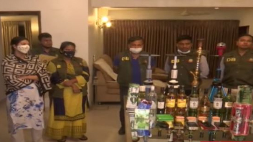মডেল পিয়াসা ও মৌকে আটক করেছে ডিবি