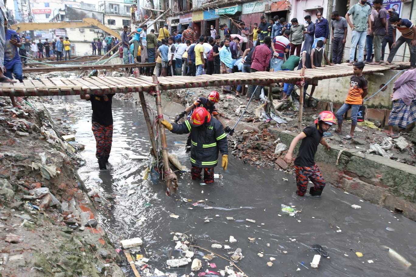রাস্তায় জলাবদ্ধতা, চট্টগ্রামে ড্রেনে পড়ে একজন নিখোঁজ