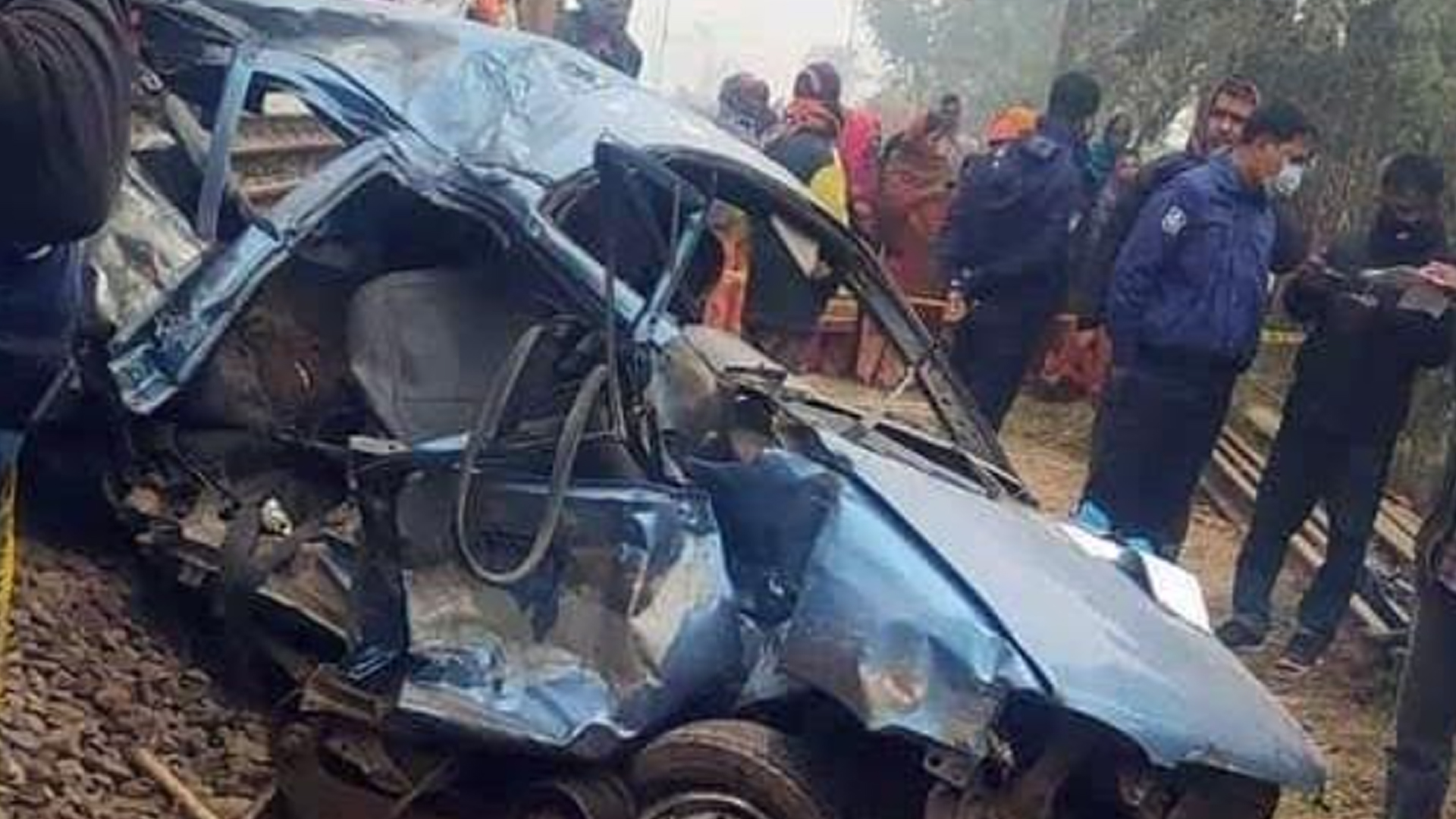 ট্রেনের ধাক্কায় প্রাণ গেল প্রাইভেটকারের ৩ যাত্রীর