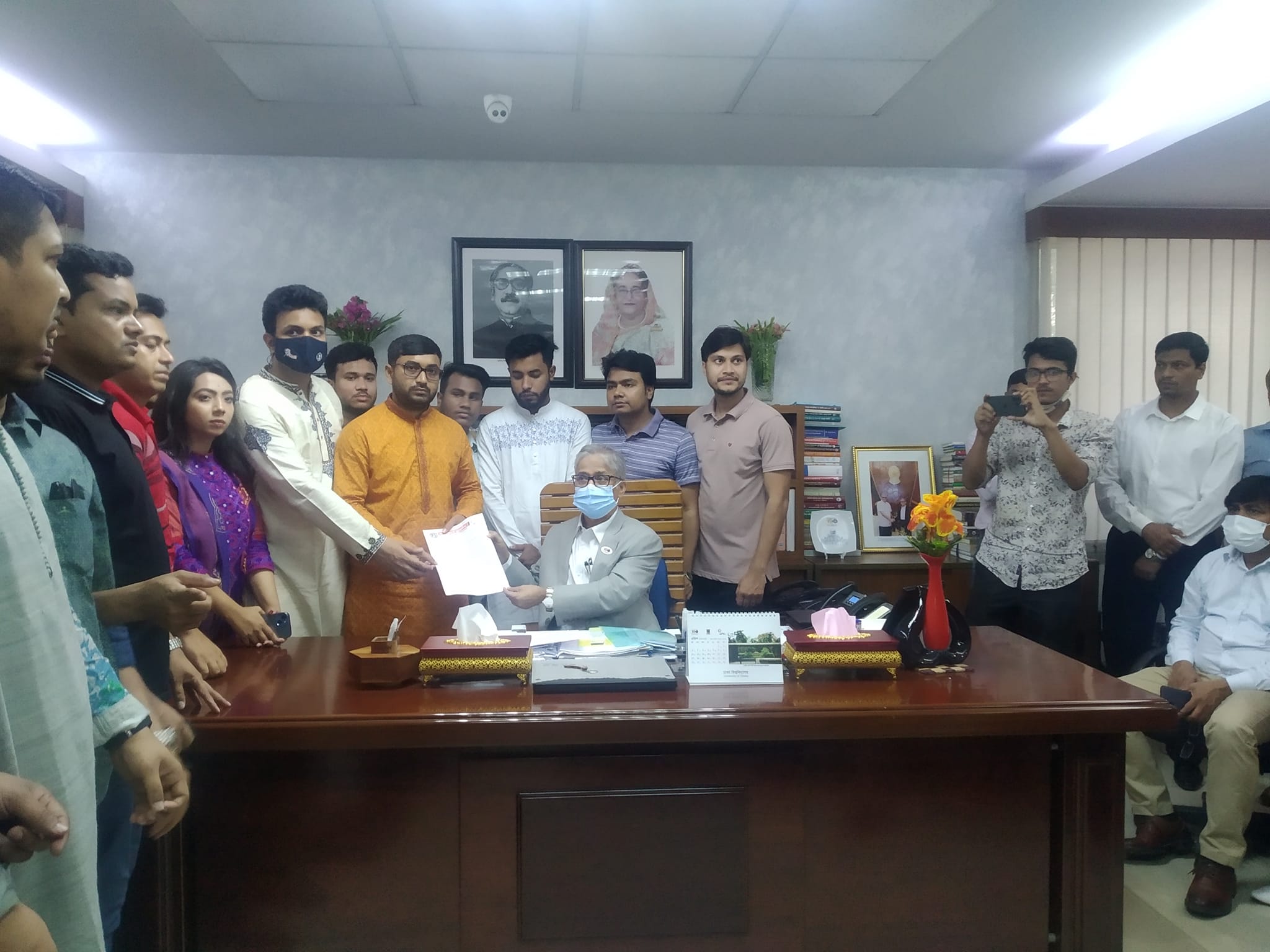 ছাত্রলীগের প্রশংসায় ঢাবি উপাচার্য