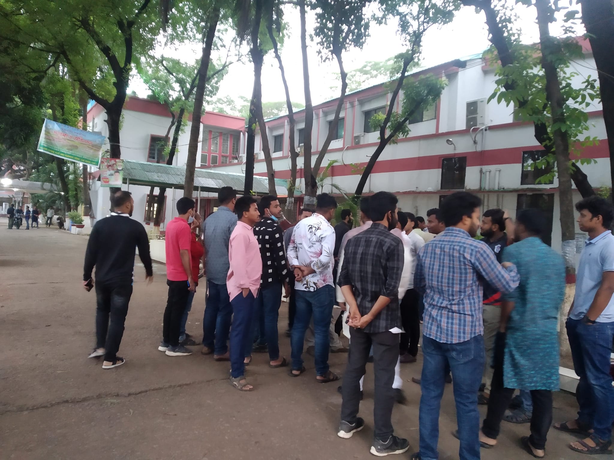 পুলিশি অভিযান আতঙ্কে ছাত্রাবাস ছাড়ছেন ঢাকা কলেজ শিক্ষার্থীরা