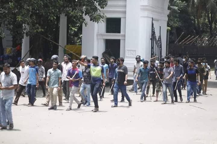 সাংবাদিক পরিচয় পাওয়ার পর আরও বেশি পেটানোর অভিযোগ ছাত্রলীগের বিরুদ্ধে