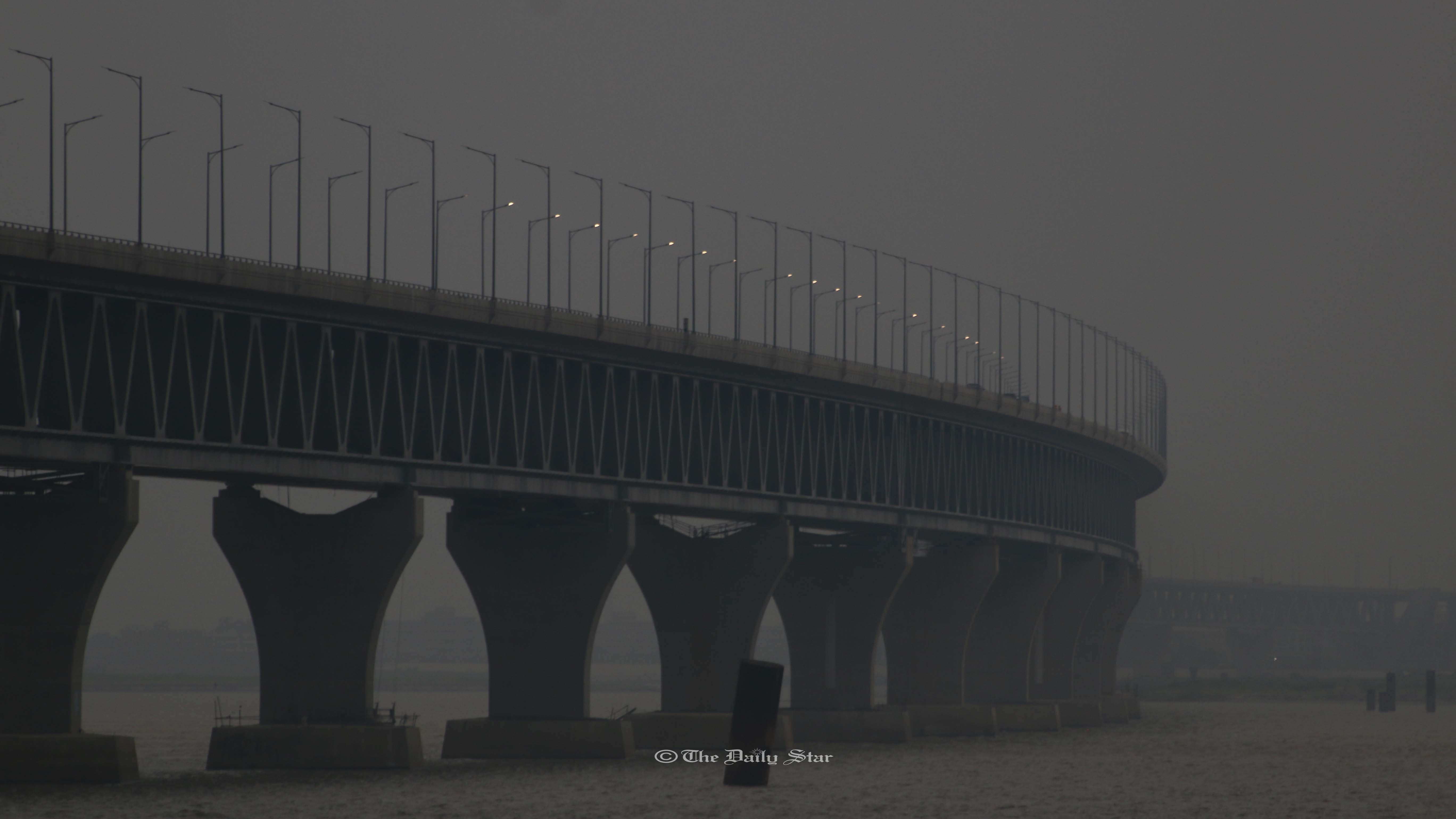 পদ্মা সেতুতে পরীক্ষামূলক বাতি জ্বললো
