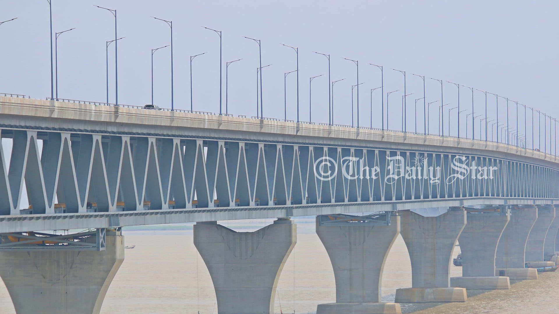 পদ্মা সেতুর ২৯৬টি ল্যাম্পপোস্টে বাতি জ্বলল