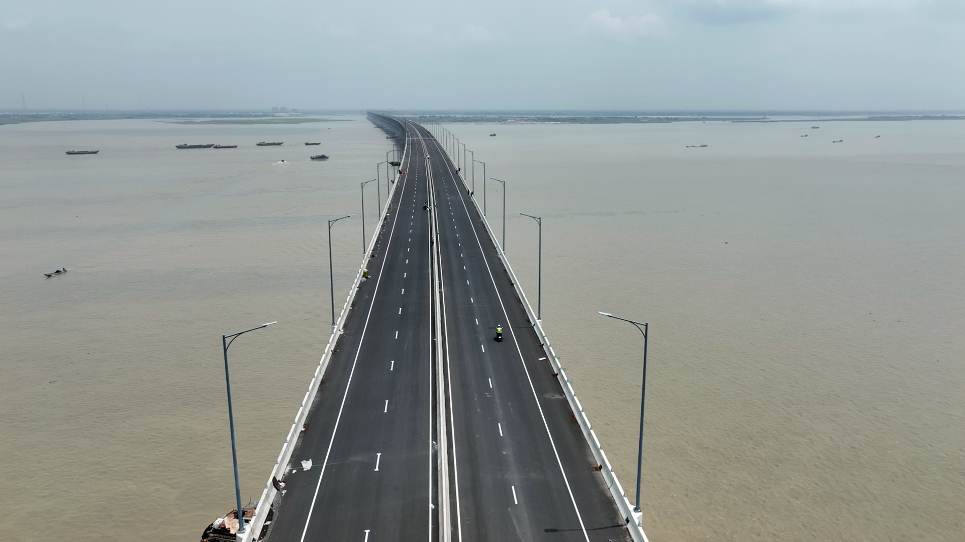 ৯৯৯ টাকায় ২ ঘণ্টায় পদ্মা সেতু ভ্রমণ