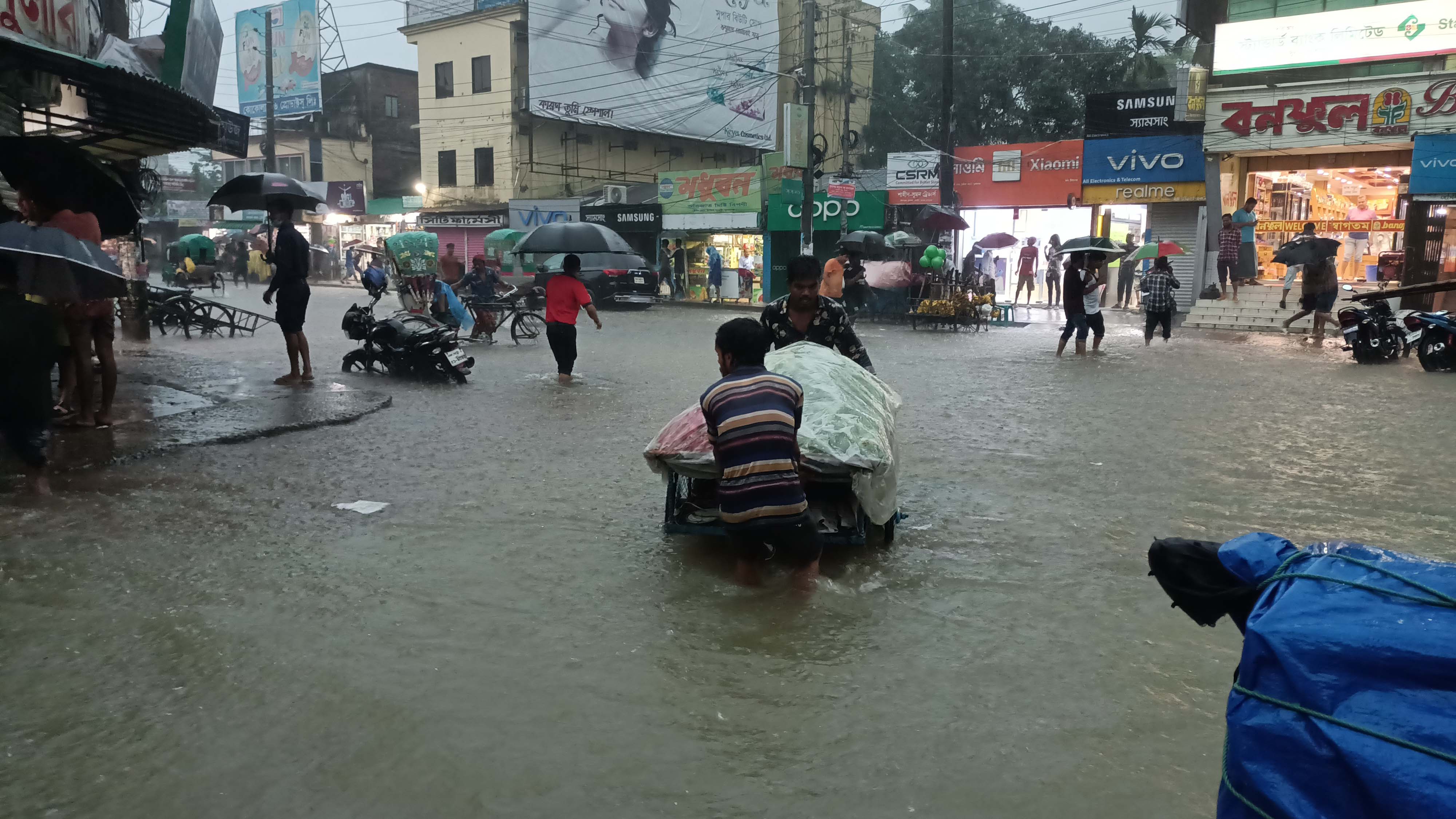 বৃষ্টি-পাহাড়ি ঢলে বিপর্যস্ত সুনামগঞ্জ শহর, যোগাযোগ ব্যাহত