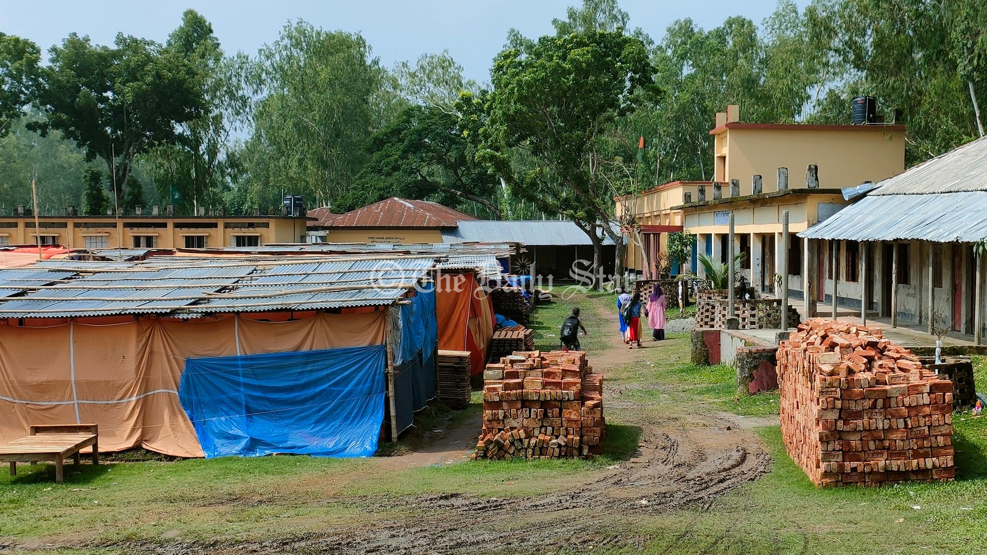 স্কুলের মাঠ ভাড়া দিয়ে ফার্নিচার মেলা