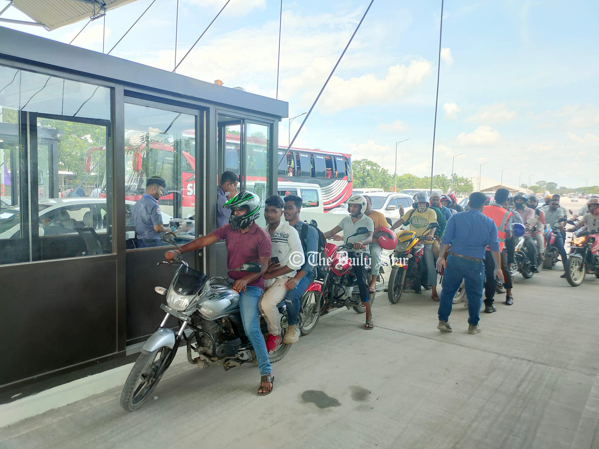 পদ্মা সেতু পার হতে মোটরসাইকেলে ভাড়া ৪০০ টাকা