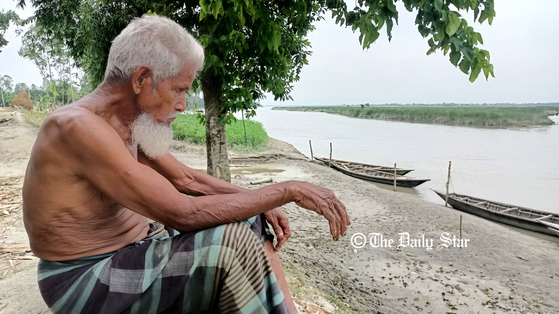 বাঁধ ধসের শঙ্কায় ধরলাপাড়ের মানুষ